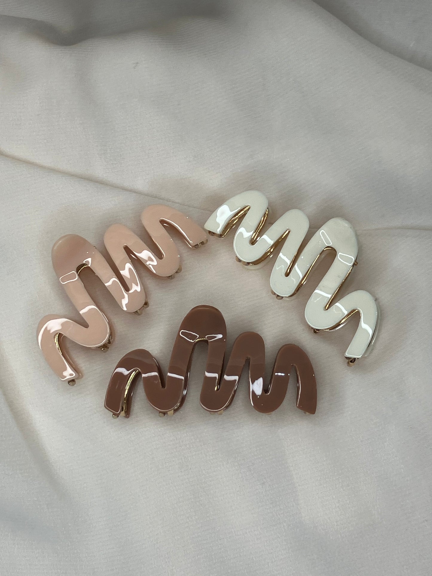 Neutral Wave Claw Clip