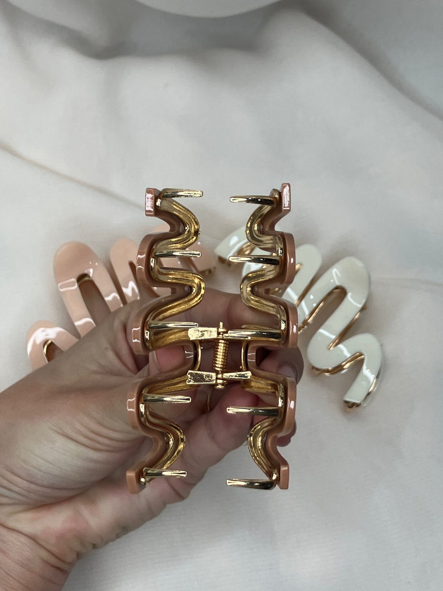 Neutral Wave Claw Clip